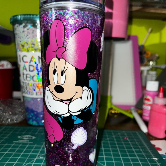 Minnie Mouse 20 oz Snow Globe - Picture 1 of 6